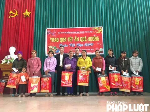 CLB Báo chí đồng hương Bắc Giang tặng quà người nghèo huyện Sơn Động