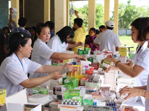 Dược Hậu Giang khám bệnh, cấp thuốc miễn phí cho người dân Campuchia