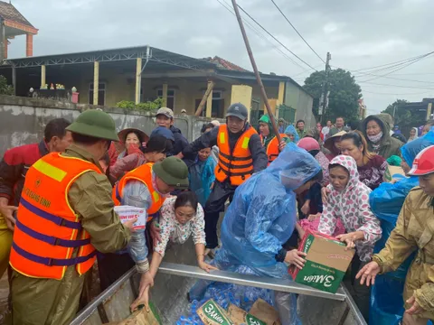 TCĐT Nhân đạo và Đời sống cùng mạnh thường quân hỗ trợ đồng bào lũ lụt tại Quảng Bình