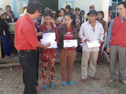 Thăm các gia đình bị ảnh hưởng bởi sạt lở đất huyện Nam Trà My