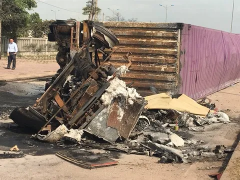 Xe container bốc cháy khiến 2 người tử vong