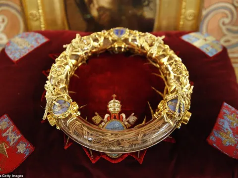 Những bảo vật vô giá bên trong Nhà thờ Đức Bà Paris