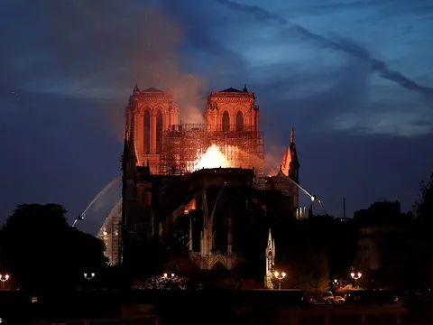 Thế giới bàng hoàng trước hỏa hoạn thảm khốc ở nhà thờ Đức Bà Paris