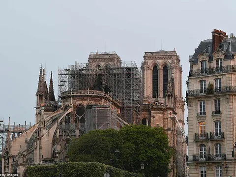 Quang cảnh Nhà thờ Đức Bà sau khi ngọn lửa được dập tắt