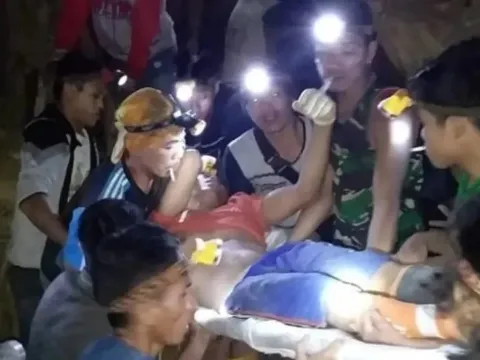 Sập mỏ vàng ở Indonesia, hơn 60 người bị chôn vùi