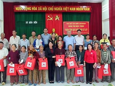 Phó Chủ tịch nước Đặng Thị Ngọc Thịnh thăm, tặng quà người dân bị thiệt hại do mưa lũ tại Khánh Hòa