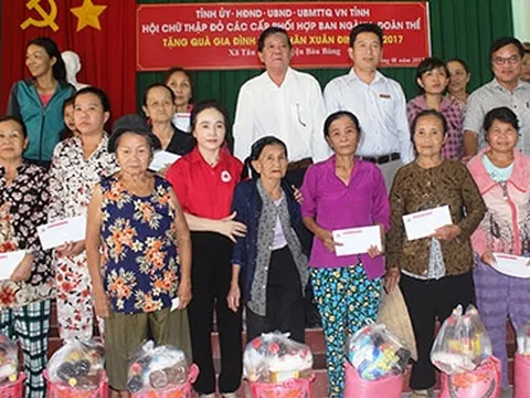 Bình Dương: Trao tặng 1.800 phần quà tết cho người nghèo đợt 1 năm 2017