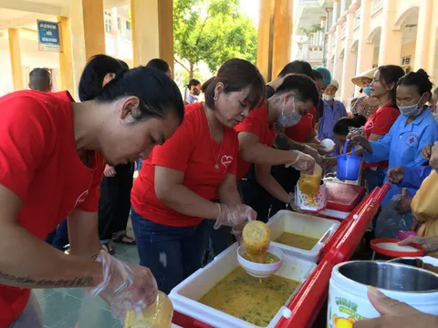 Nối dài yêu thương qua từng bát cháo