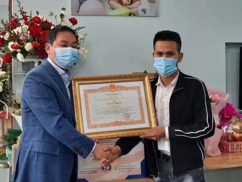 Anh Nguyễn Ngọc Mạnh nhận bằng khen của Thủ tướng Chính phủ