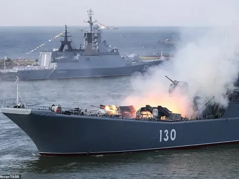 Hải quân Nga phô diễn sức mạnh vượt trội trong lễ duyệt binh hoành tráng