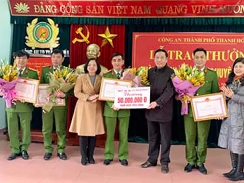 Thưởng nóng 100 triệu đồng cho ban chuyên án triệt phá thành công ổ nhóm tín dụng đen