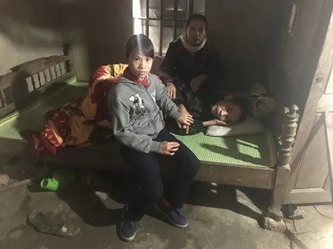 Xót xa cảnh vợ bất lực nhìn chồng bệnh nặng chờ chết, con gái đòi bỏ học vì nhà quá nghèo