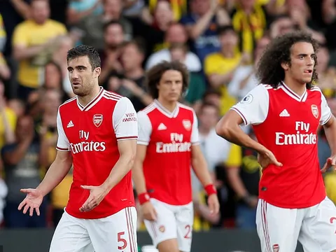 Giá vàng cuối tuần bất ngờ lao dốc