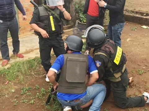 Đặc nhiệm quật ngã kẻ xả súng vào cảnh sát mật phục