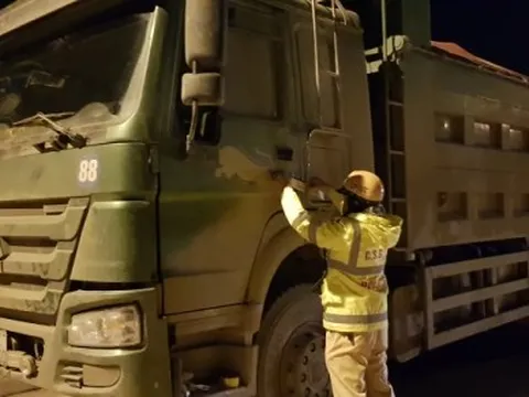 Phạt 16 triệu đồng tài xế xe tải “cố thủ” suốt 5 tiếng