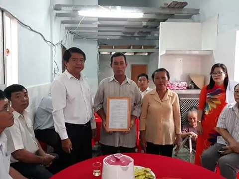 Trao nhà tình thương cho hộ nghèo