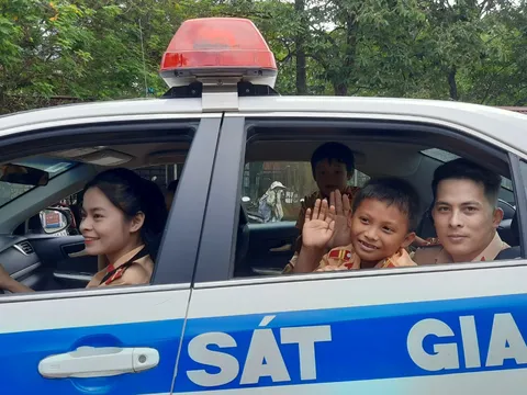 Những em bé người Dao và giấc mơ làm cảnh sát giao thông
