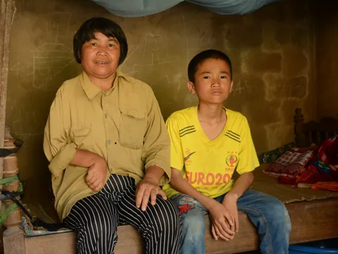 Người mẹ tật nguyền một mình gắng gượng nuôi con