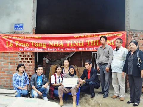 Tặng 4 nhà tình thương cho hộ nghèo