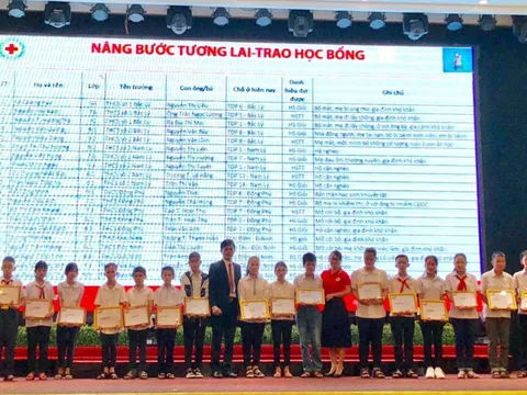 Quảng Bình: Trao học bổng cho học sinh khó khăn