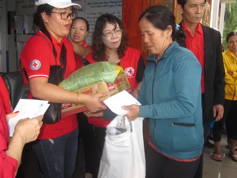 Hàng trăm suất quà ủng hộ người nghèo Bình Định