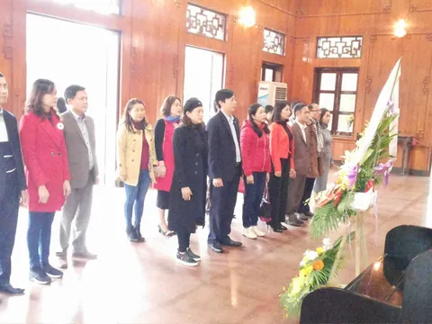 Tổ chức dâng hương, báo công tại quê Bác