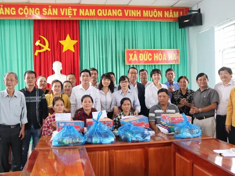 TCĐT Nhân đạo và Đời sống cùng mạnh thường quân chăm lo cho nạn nhân da cam