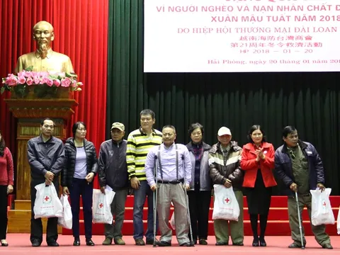 Hội Chữ thập đỏ Hải Phòng tổ chức trao tặng quà Tết đợt 1