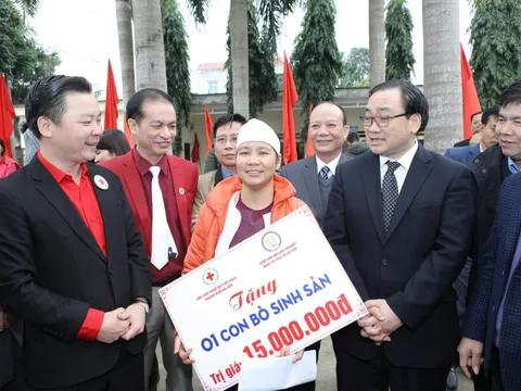 Bí thư Hà Nội Hoàng Trung Hải tặng quà Tết cho người nghèo huyện Ba Vì