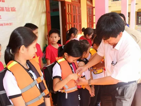 Quảng Bình: Tặng hơn 800 cặp phao cứu sinh cho học sinh vùng lũ