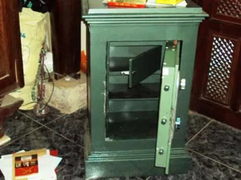 Truy bắt nhóm trộm vứt lại bao tải tiền để thoát thân