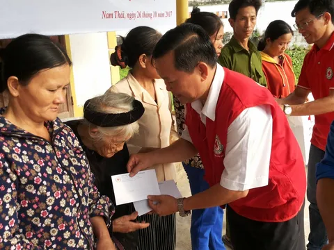 Tặng 300 suất quà cho các hộ dân bị thiệt hại nặng do mưa lũ tại Nghệ An