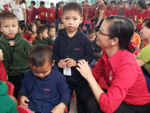 Tặng áo ấm tình thương cho đồng bào tỉnh Nghệ An