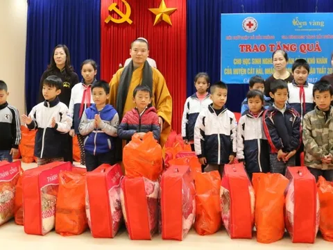 Tặng quà cho học sinh có hoàn cảnh khó khăn tại thị trấn Cát Bà