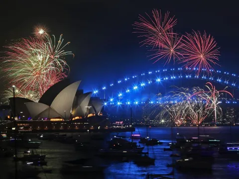 Năm mới 2018 gõ cửa, pháo hoa rực sáng bầu trời các nước