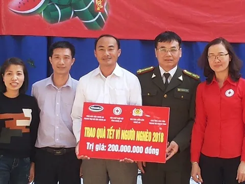 Trao quà Tết cho xã nghèo biên giới