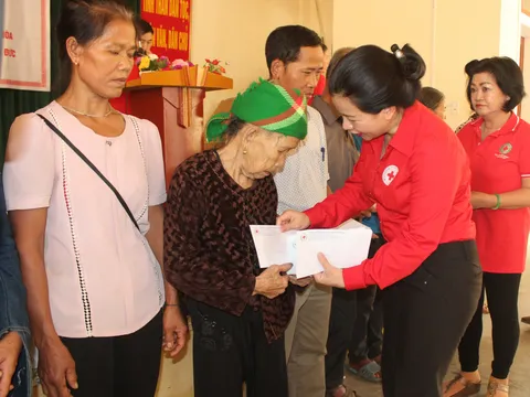 Nghệ An: Trao 300 suất quà cho bà con vùng lũ huyện Tương Dương