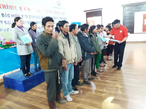 Lâm Đồng trao thẻ BHYT cho người dân tộc thiểu số