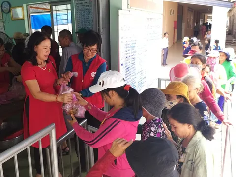 Chủ tịch Hội Chữ thập đỏ Việt Nam thăm, tặng quà Bếp ăn tình thương