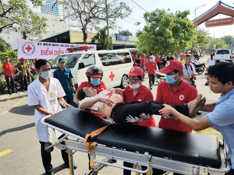 Trao học bổng cho học sinh, sinh viên nghèo có thành tích học tập tốt