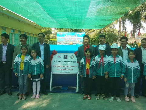 Trao tặng bể bơi, tạo sân chơi bổ ích cho học sinh