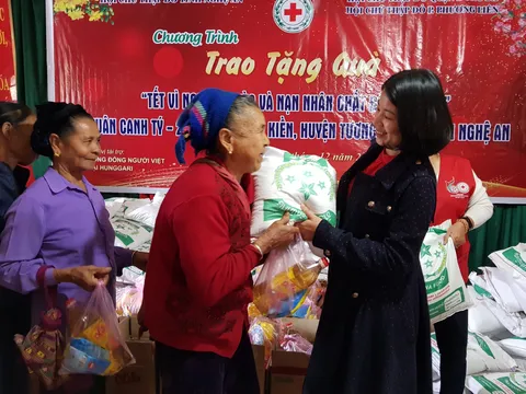 Tặng quà Tết cho người nghèo tại Nghệ An