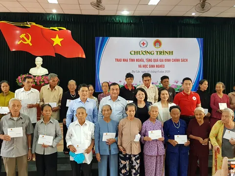 Phó Chủ tịch nước tặng quà gia đình chính sách và học sinh khó khăn