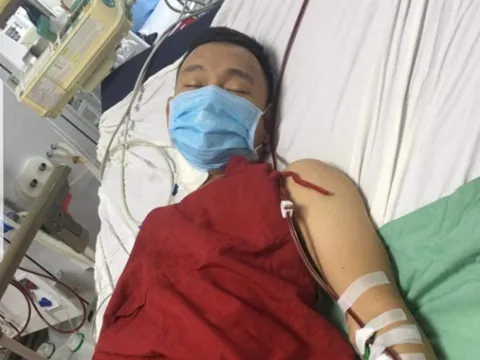 Mẹ già hơn 70 tuổi cầu mong phép màu đến với con trai bị suy thận