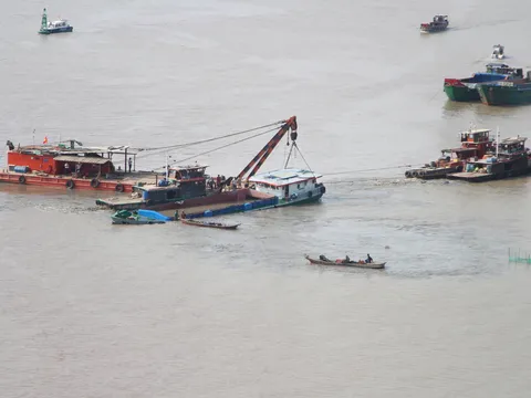 Trục vớt thành công sà lan bị đâm chìm dưới đáy sông