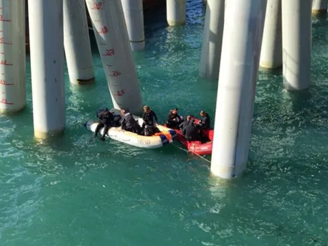 Xe buýt rơi xuống biển, ít nhất 14 người thiệt mạng