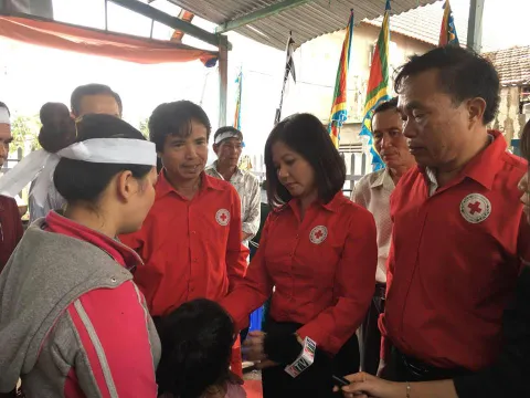 Trung ương Hội Chữ thập đỏ Việt Nam cứu trợ người dân vùng bão tỉnh Khánh Hòa