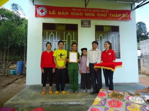 Kon Tum: Bàn giao Nhà Chữ thập đỏ cho hộ nghèo