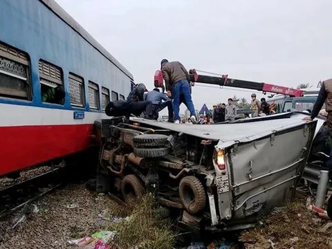 Tàu hỏa đâm biến dạng xe tải, tài xế trọng thương