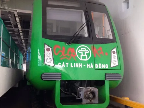 Tàu đường sắt trên cao Cát Linh – Hà Đông bị vẽ sơn chằng chịt